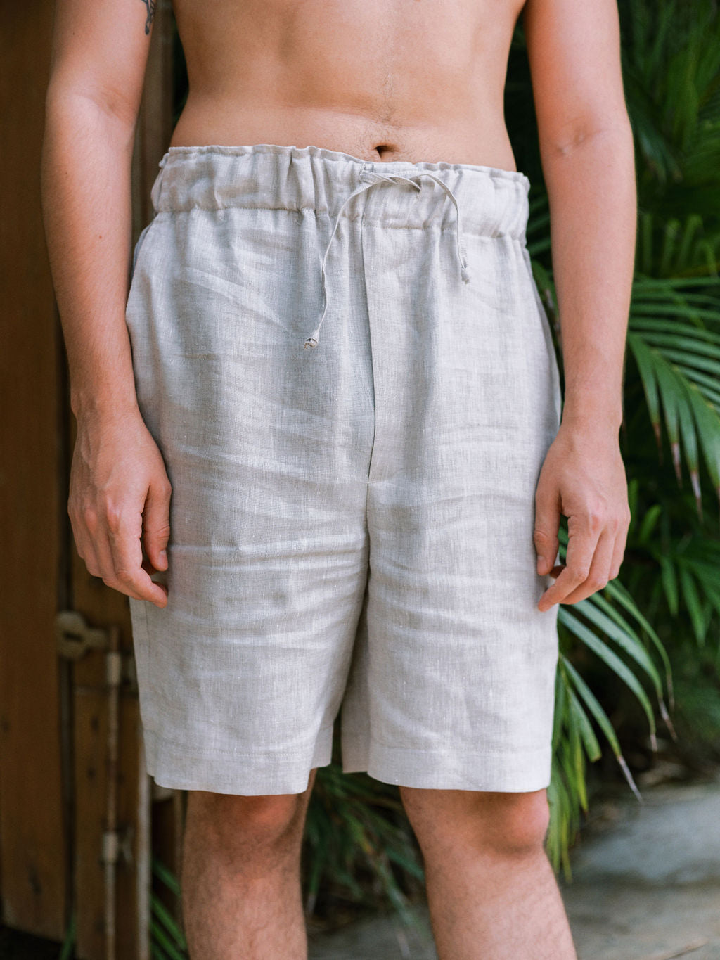 Mens linen shorts with elastic outlet waist